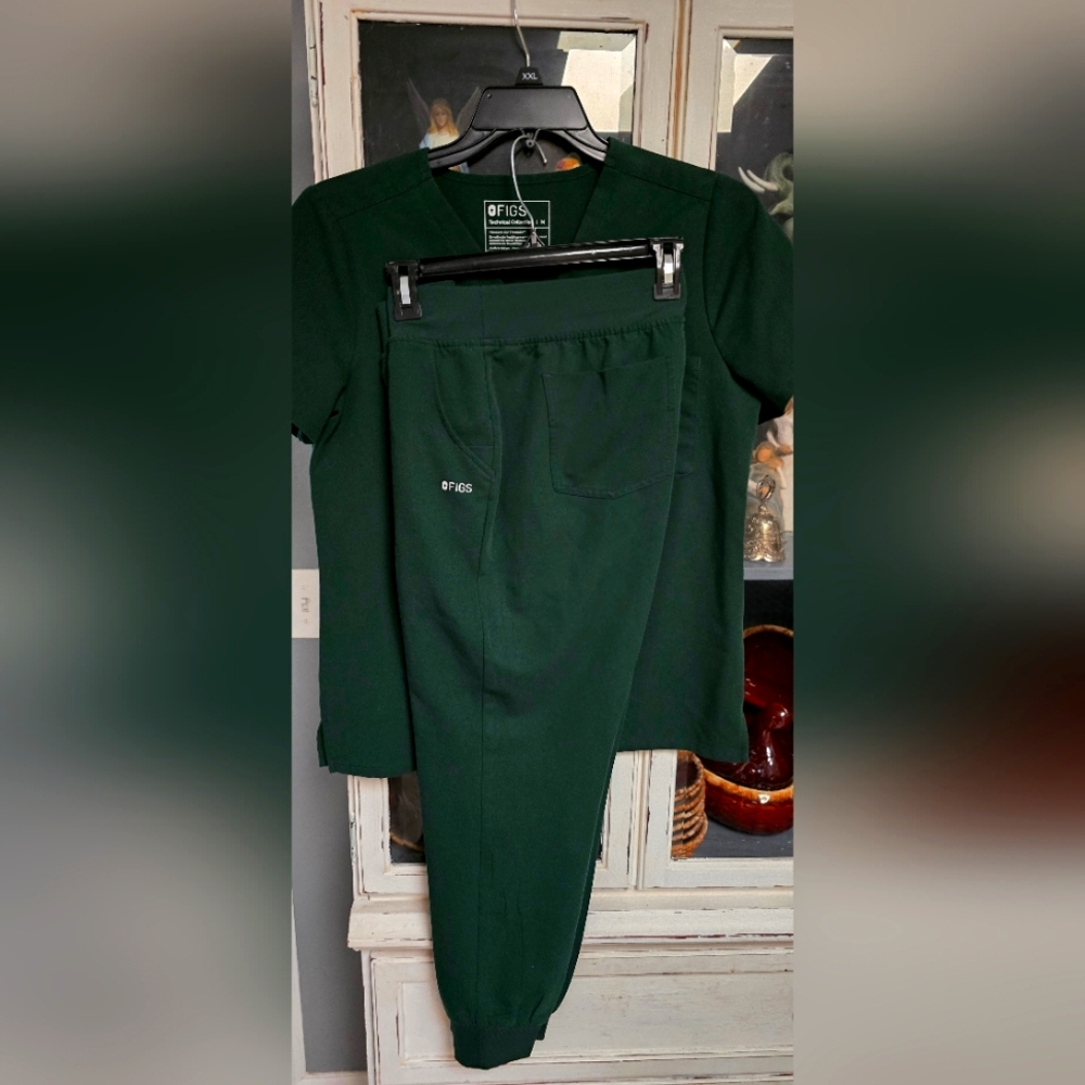 Figs Women's Huntwr Green Jogger Set